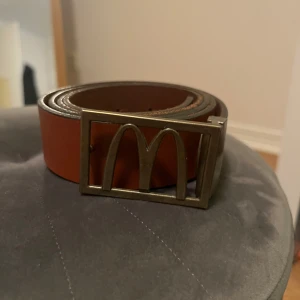 McDonalds bälte 120cm - Hej! Säljer nu mitt McDonalds bälte. Aldrig använt för det passade inte mig. Om du har fler frågor eller funderingar så är det bara att skriva till mig!