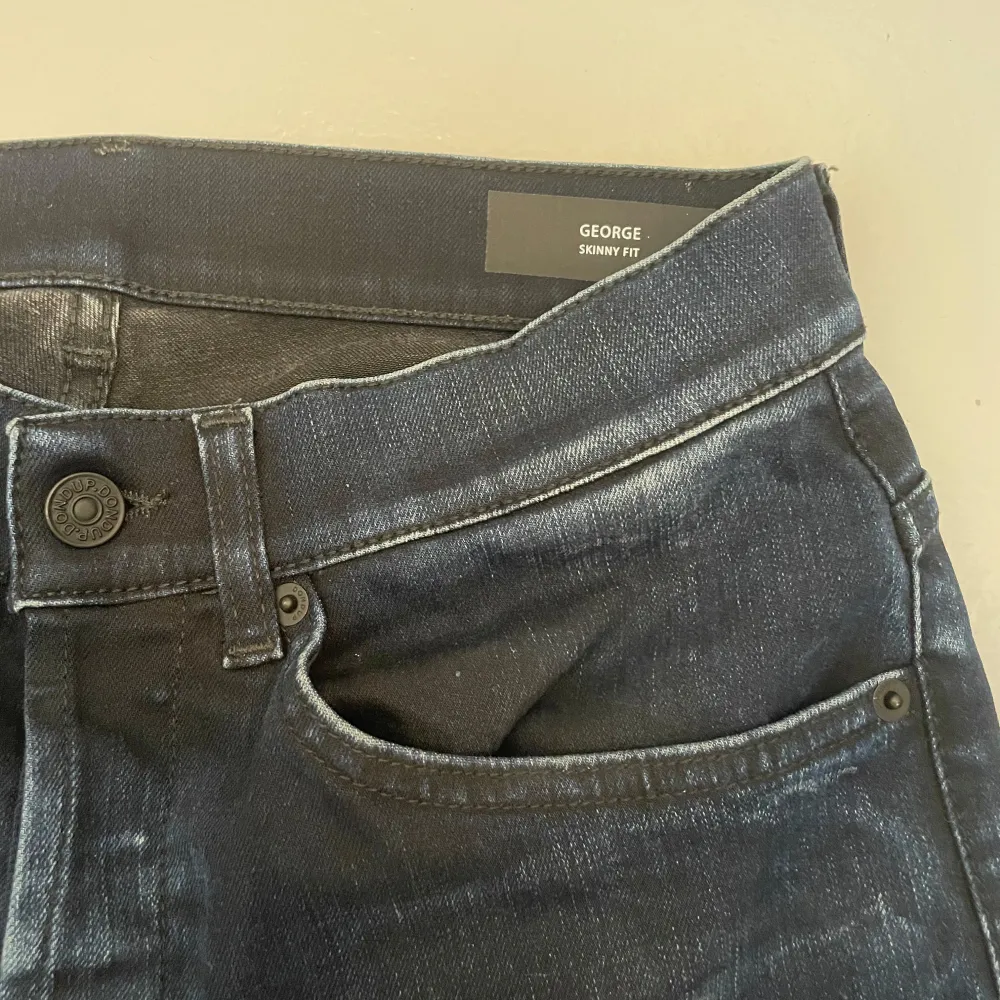 Dondup jeans modell George - Färg: Mörkblå - Skick 9,7/10, knappt använda - Storlek: 29 - Nypris: 3000-4000 kr - Mitt pris: 1199 - Snygga jeans med unik tvätt och färg! Kontakta vid frågor🙂. Jeans & Byxor.