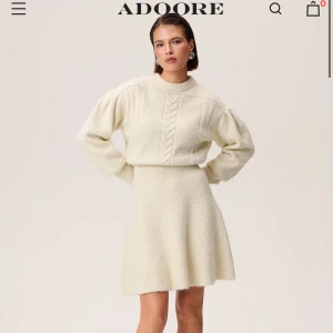 Santhia dress ADOORE - Superfin benvit stickad klänning från ADOORE med långärmad design och ribbade detaljer. Santhia dress. Stl 36 som den är slutsåld i online. Endast använd 2 gånger. Inga defekter