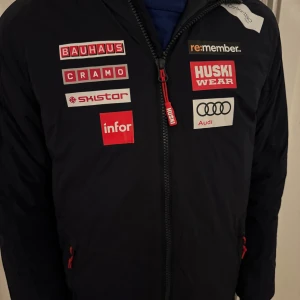 Skidjacka  - Säljer den här sjukt, sjukt snygga jackan! Går ej att få tag på den någonstans! Hör av dig vid frågor! Passar också xs beror på hur mycket du väger mm😀😀