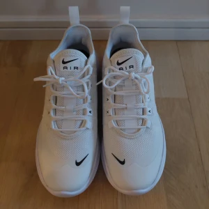 Nya  Nike Air max sneakers - Snygga vita Nike Air max sneakers.. Skorna har en modern design med synlig luftdämpning i sulan för extra komfort. Dom är helt nya och oanvända då storleken inte passade.