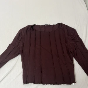 Brun långärmad tröja från FB Sister - Säljer en brun långärmad tröja från FB Sister i storlek M. Tröjan har en enkel design med vertikala sömmar som ger en cool effekt. Perfekt för höst och vinter, och kan lätt matchas med jeans eller kjol. Skön och stilren för vardagsbruk!