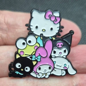 Pin - Hello Kitty, Kuromi, My Melody Mfl - Söt Hello Kitty Pin med Kuromi  My Melody Cinnamaroll mfl mått är: 3.6×3.5cm. ✨️Titta igenom alla mina upplagda & köp fler saker i Bundle för att spara på frakten & få allt du köpt i ett & samma paket✨️ För att köpa med Bundle så får du först trycka i "Köp med bundle" sedan väljer du ut allt du vill köpa för att få allt på samma frakt = Billigare 👌 Om du däremot köper fler varor i olika köp blir det egen frakt för varje köp. Önskar du swisha mej, meddela mej vad du vill köpa så ordnar vi det 👌