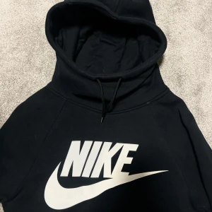 Svart hoodie från Nike - Säljer en stilren svart hoodie från Nike! 