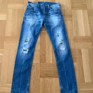 Tjena, säljer nu ett par riktigt feta dondup jeans med unika slitningar som sitter perfekt längs benen. Dom är slim i modellen och är i storlek 31. Vid frågor och funderingar är det bara att höra av sig.