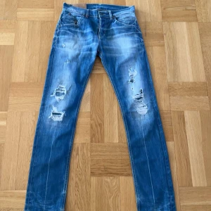 Dondup jeans - Tjena, säljer nu ett par riktigt feta dondup jeans med unika slitningar som sitter perfekt längs benen. Dom är slim i modellen och är i storlek 31. Vid frågor och funderingar är det bara att höra av sig.