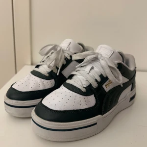 Svartgröna sneakers från Puma - Snygga svartgröna sneakers från Puma med klassisk design. Skorna har snörning och en perforerad ovandel för bättre ventilation. Använda under en kort period men fortfarande super fina!! 
