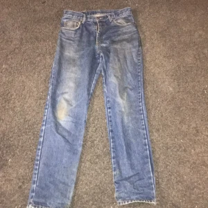 Blå jeans från Staroup - Säljer ett par klassiska blå jeans från Staroup. De har en rak passform och är tillverkade i denim. Perfekta för en avslappnad stil.