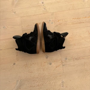 Svarta sneakers från Isabel Marant - Säljer mina Isabel marants då de inte kommer till användning. Sko kartongen dd köptes i finns kvar! Använda väldigt få gånger och i super bra skick!💕de passar någon som kan ha 38/39/40