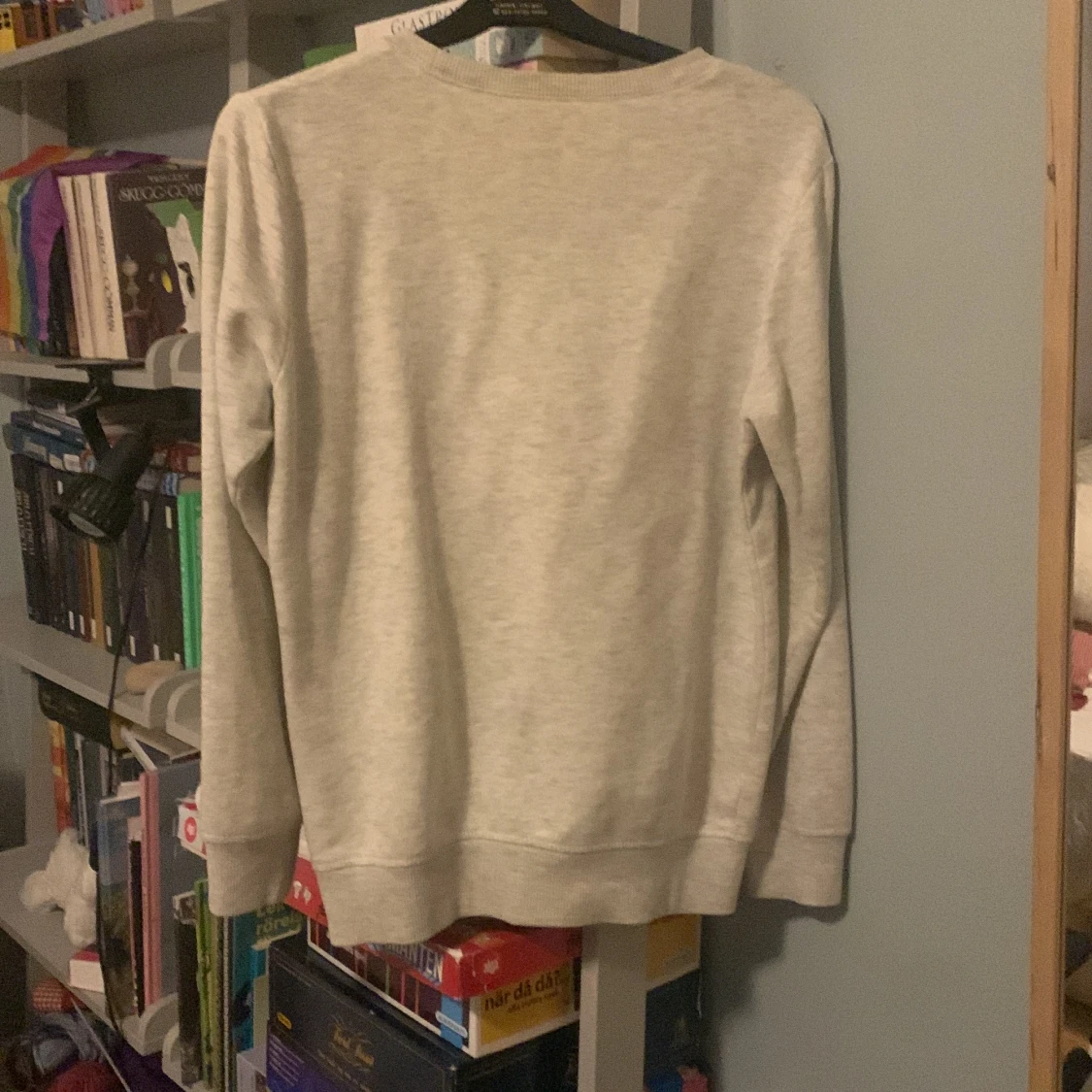 Grå sweatshirt från H&M med Tokyo-tryck - 90