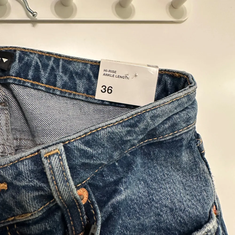 Snygga blå zara jeans med hög midja och ankellängd. Helt nya str 36 . Farkut & Housut.