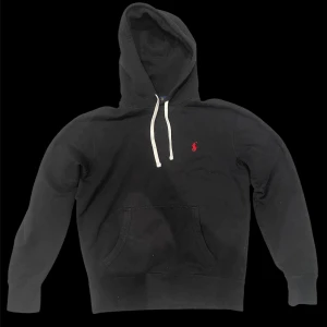 Ralph Lauren hoodie - Tja! Säljer denna Ralph lauren hoodie då den har blivit för liten för mig. Tröjan är väl andvänd men fortfarande i bra skick. Hör av er vid frågor! OBS det är inte en fläck på tröjan utan det är skugga