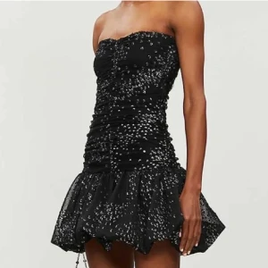 Svart glittrig klänning - Intressekoll!! Funderar på att sälja denna så fina maje klänningen, så perfekt nu till nyår eller andra festkvällar 🪩❤️bara att skriva vid funderingar!