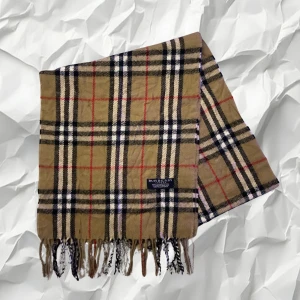 Burberry Halsduk - Snygg, stilren och eftertraktad Burberry halsduk - Storlek: ONE SIZE - Skick: Bra använt skick - Nypris: 3 500kr - Vårt pris: 1 750kr - DM för frågor & funderingar, 100% lammull. (TAR BYTEN!)
