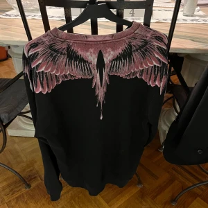 Marcelo Burlon tröja vinröd - Tröjan är i mycket bra skick, tröjan är knappast  använd. Nypris är runt 1500kr och jag säljer mitt plagg för 499kr. Om du har några funderingar är det bara att höra av dig. 😄