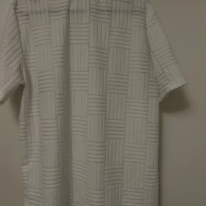 Vitt tröja  - En fet och skön tröja som passar till vintern nu när det är kallt ute.