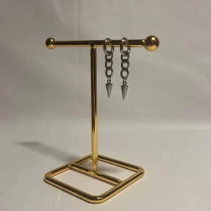 Örhängen  - Super fina örhängen! Finns i silver och guld.  Köp för 99kr/st Eller 185kr/paret. Modell 119.  Smyckes ställningen finns även att köpa för 299kr!