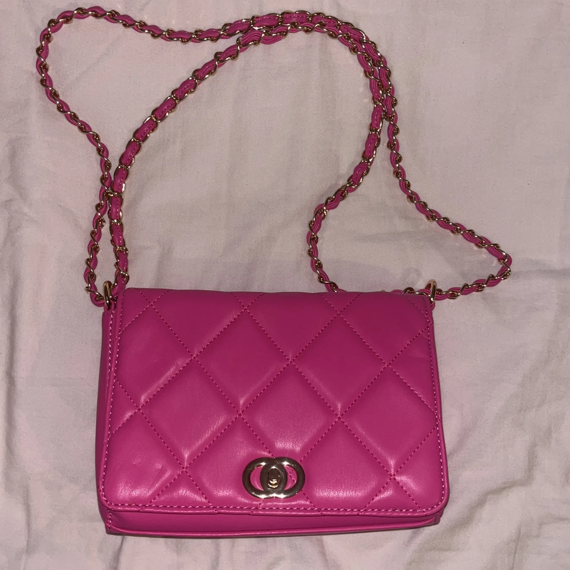 Rosa quiltad axelväska