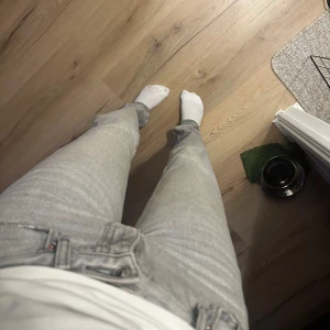 Jeans  - Säljer dessa lågmidjade ljusgråa jeansen från Gina för att de är tyvärr för små för mig💗