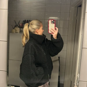 Teddyjacka h&m - Säljer min svarta teddy jacka då jag använder min andra mer!! Storlek m, men passar både mindre & större storlek. OBS de är min spegel som är smutsig INTE jackan🩷🩷🩷 bra skick!!🫶🏼 Detta är den tjocka jackan (inte flis tröjan)  Kommer INTE gå ner i pris då jag redan säljer denna billigt jämfört med andra.