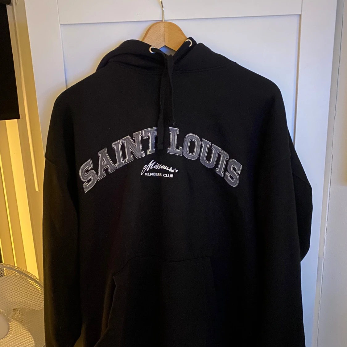 Svart hoodie med Saint Louis-tryck