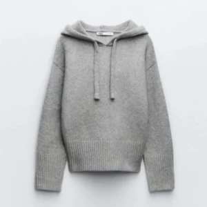 Grå stickad hoodie - Säljer en supermysig grå stickad hoodie som är perfekt för kyliga dagar. Den har en bekväm passform med långa ärmar. Ribbstickade muddar ger en extra touch av stil. Perfekt för både höst och vinter!💞knappt använd, kan tänka mig att sänka pris!