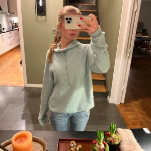 Stickad tröja - Säljer denna stickade tröjan som är blå💕Tror den är köpt på Weekday. Frakt tillkommer