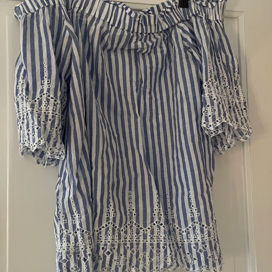 Randig offshoulder topp från H&M - 90