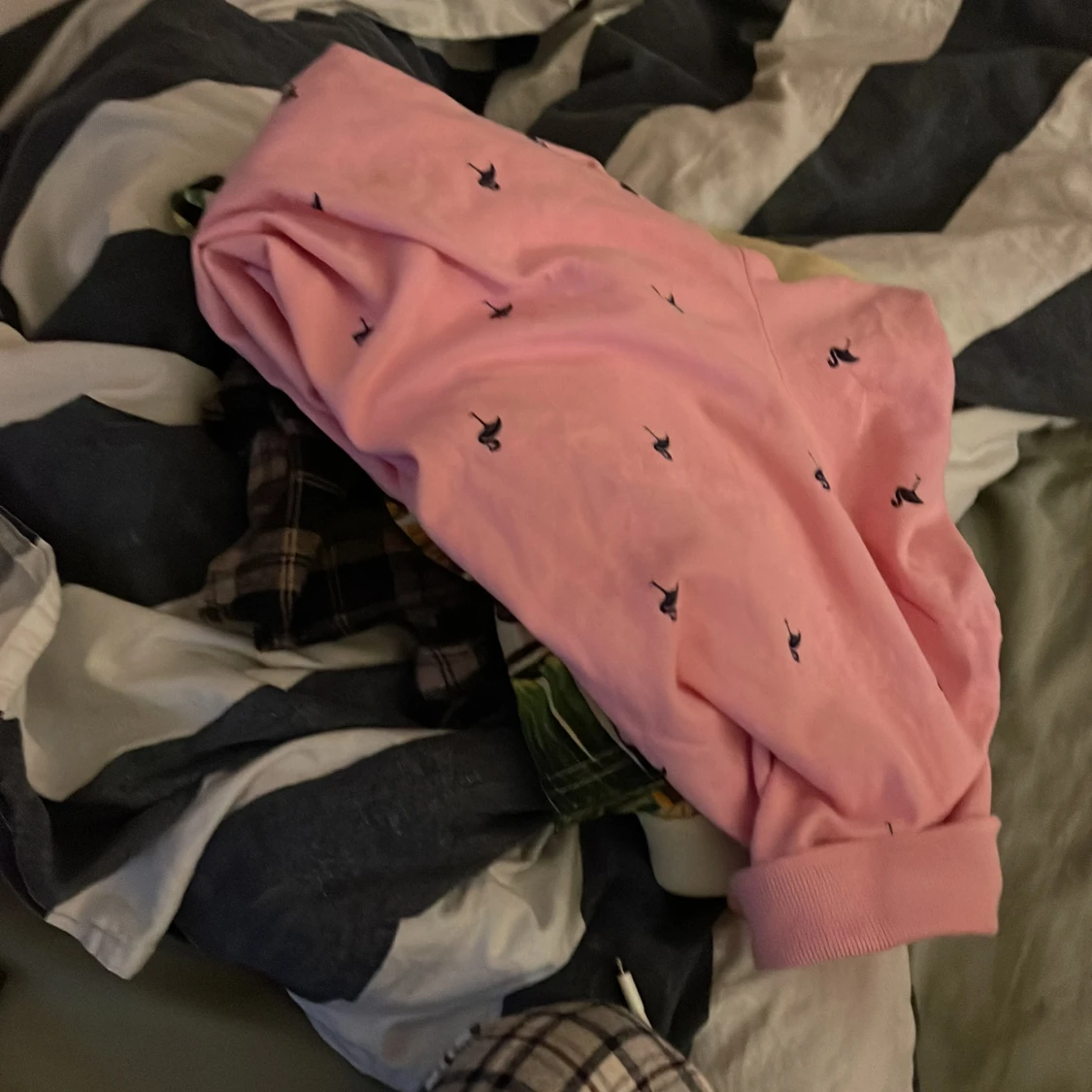 Rosa tröja med små broderade detaljer - 90