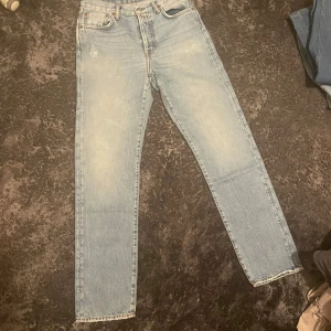 Ljusblå jeans - Säljer ett par klassiska ljusblå Acne jeans i bra skick. De har en straight passform och är tillverkade i slitstarkt denim. Perfekta för vardagsbruk och kan enkelt matchas med olika outfits. Jeansens ljusa tvätt ger en avslappnad look.