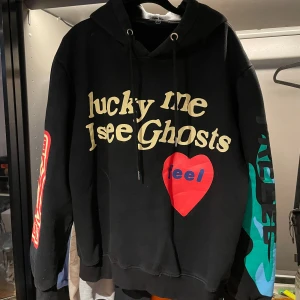 Lucky me I see ghosts  - Säljer en svart hoodie med texten 'lucky me I see Ghosts' .  Kanye x kid cud I collab 