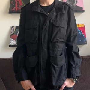 Svart jacka från Acne - Säljer en svart jacka från Acne i bra skick. Den har flera praktiska fickor och en dragkedja framtill. Perfekt för höst och vår, med en stilren design som passar till det mesta. Jackan är långärmad och har en normal passform.