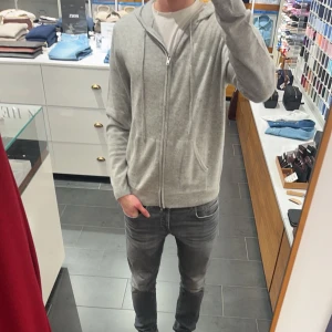 Grå hoodie från John Henric - Säljer nu min gråa zip hoodie i Kashmir från john henric, Tröjan är som ny och knappt använd.