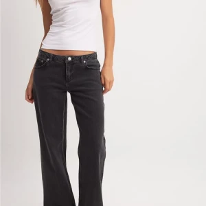 Svarta jeans med bootcut - Snygga svarta jeans från nakd. Köpte för en månad sen ungefär men har tyvärr inte kommit till användning förutom fåtal tillfällen, som nya!  Köpta för 699kr, slutsålda i denna storlek på hemsidan! PRIS KAN DISKUTERAS