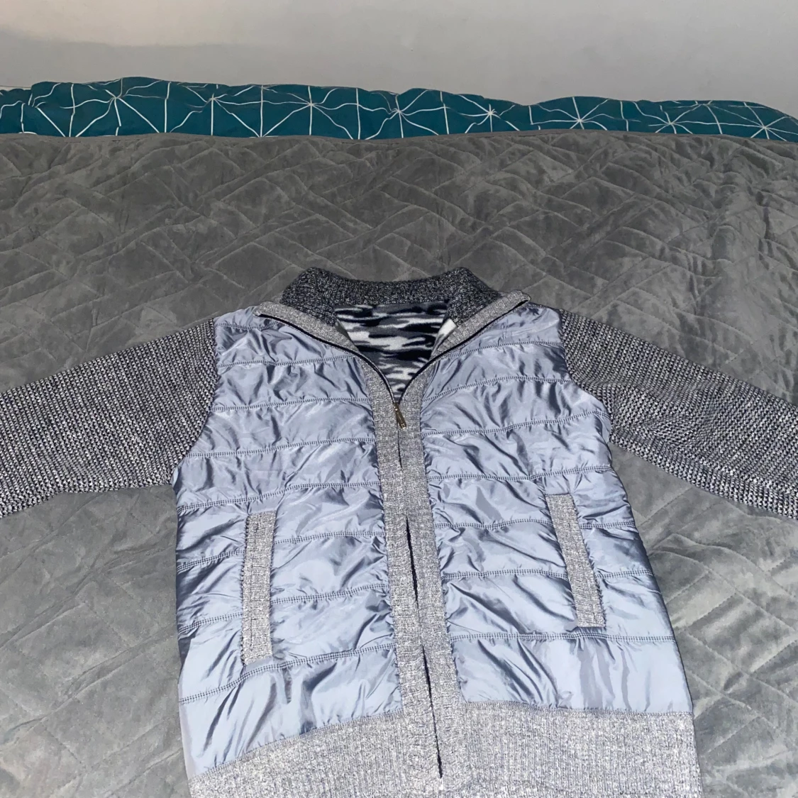 Grå cardigan med stickade ärmar - 90