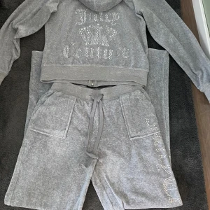 Grå tröja och byxor  - Säljer en grå hoodie och matchande byxor med glittriga detaljer. Knappt använd står XL men sitter som en M. skriv vid fler frågor, pris går att diskutera💕