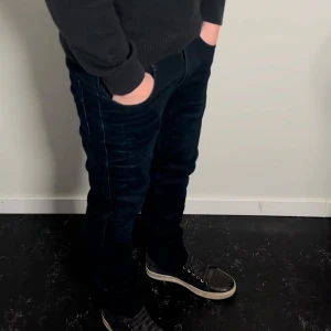 Anbass jeans - Snygga mörkblå jeans från Replay. Innerbenslängd: 87cm Midjemått: 42cm