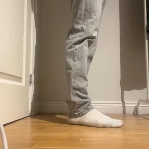Grå jeans från Jack & Jones - Säljer ett par grå jeans från Jack & Jones. Modellen är loose Chris vilket är straight leg. Ny pris 600. Storlek 30 32