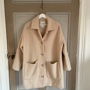 Kort oversized kappa från Monki - Säljer min mysiga oversized vinterkappa från Monki i storlek S🥰Köpes för ca 3 år sen, men tyvärr har den mest hängt i garderoben så har beslutat mig för att sälja den. Kappan består av 40% ull (ull & polyesterblandning) och passar perfekt en vanlig vinterdag⛄️⛄️