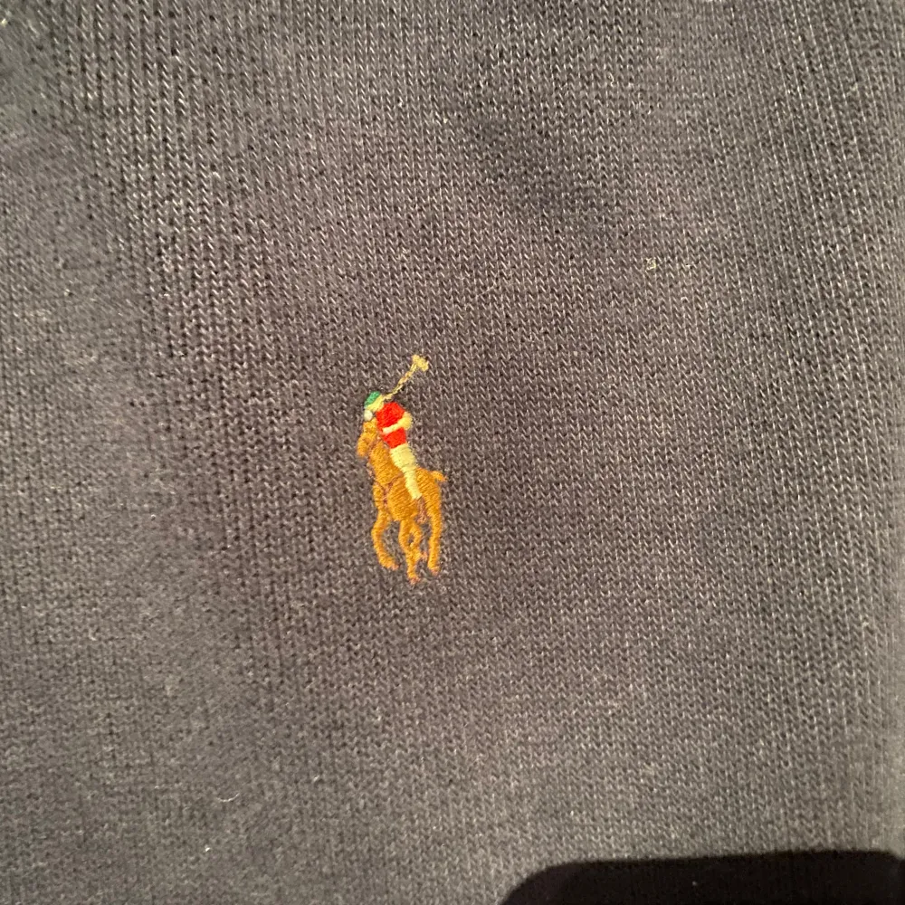 Säljer en snygg mörkblå Half zip från Polo Ralph Lauren i storlek L. Tröjan har en dragkedja vid halsen och det klassiska broderade logotypen på bröstet. Perfekt för både höst och vinter, och den är i mycket bra skick. Passar till både vardag och lite finare tillfällen. . Tröjor & Koftor.