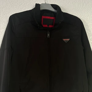  Prada Bomberjacka - Säljer en stilren svart jacka från Prada i mycket bra skick. Jackan har en dragkedja framtill och en diskret logga på bröstet. Perfekt för höst och vår, med en normal passform och långa ärmar. En klassisk och tidlös design som funkar till det mesta.  Priset kan diskuteras vid snabb affär och var du frågor, fråga gärna (: