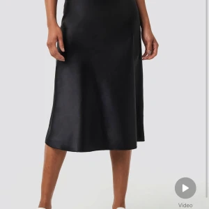 NAKD svart långkjol - Snygg långkjol köpt från NAKD. Använd ett fåtal gånger och är i bra skick. 