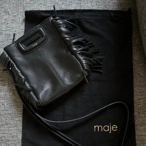 Maje väska - Säljer den här jättefina Maje väskan i den lilla modellen då den inte kommer till så mycket användning 💓 Ganska bra skick skulle säga ungefär 7/10 och dustbag går till 😊 Skriv privat för små defekter 