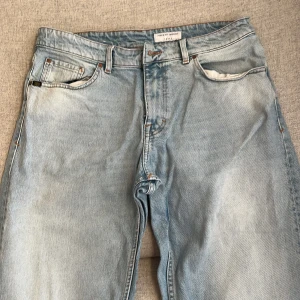 Ljusblå jeans från Tiger of Sweden - Säljer ett par ljusblå jeans från Tiger of Sweden. Modell Kero, stl 33/34. Nyskick. Baggy modell. Lite för baggy för mig. 