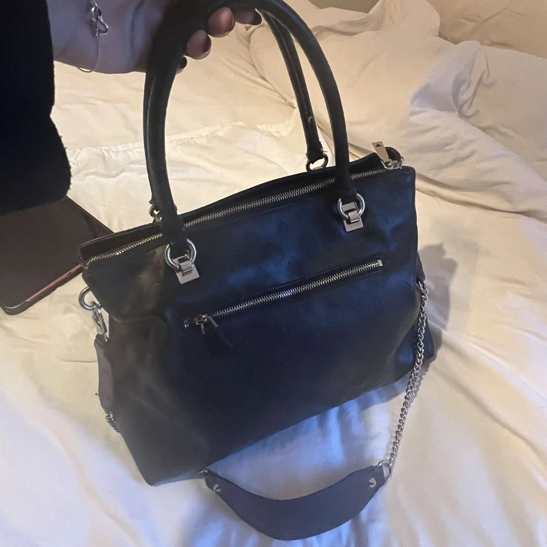 Svart handväska från Guess - 90