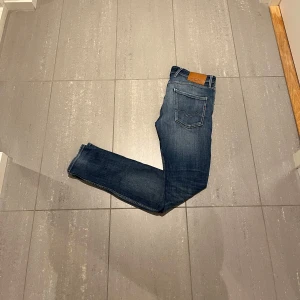 Replay Anbass jeans  - Säljer nu dessa Replay Anbass jeans, slitningar i design, skriv för fler bilder/frågor🙌🏼