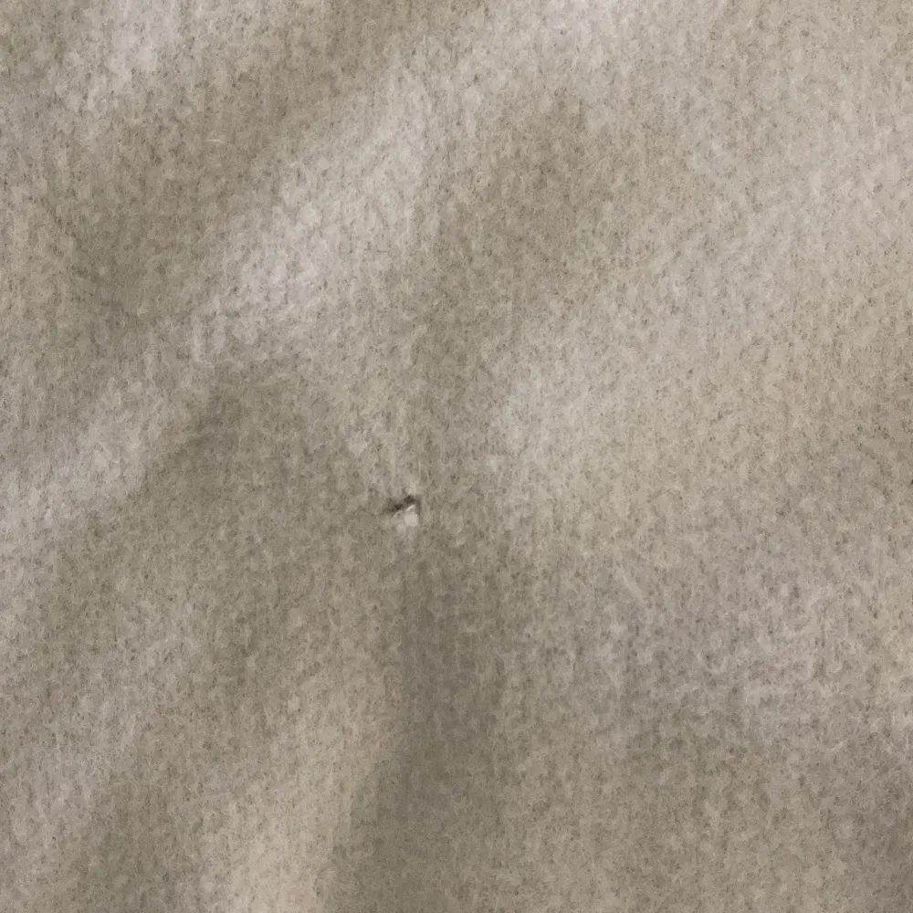 Säljer en vit tröja från Zara i bra skick. Den har en liten defekt på framsidan, men är annars i fint skick. Perfekt för höst och vår med sina trekvartsärmar och mjuka material. Passar till både vardag och lite finare tillfällen.. Neuletakit & Villapaidat.