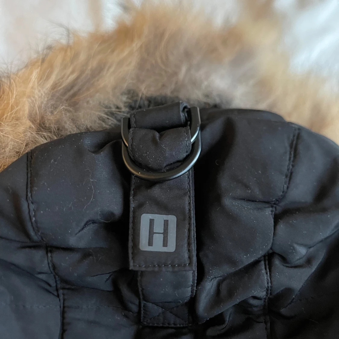 Svart dunjacka med päls från Hollies - 92