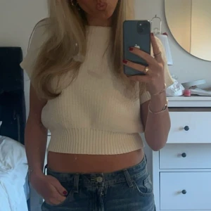 Vit ribbad croppad topp - Säljer en superfin vit stickad topp som är croppad. Den kommer från Zara och är i Storlek s/m