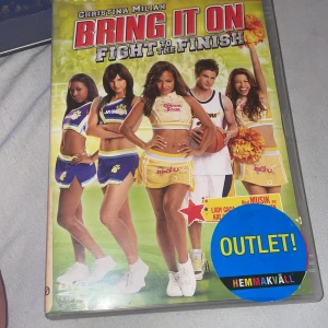 Bring It On: Fight to the Finish - DVD-film med Christina Milian i huvudrollen som cheerleadern Lina Cruz. Filmen handlar om Linas flytt från Los Angeles till Malibu och hennes kamp för att vinna mästerskapen. Innehåller bonusmaterial som borttagna scener och träningsrundor. Perfekt för dig som gillar cheerleading och drama!